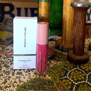 NIB💖Rodan + Fields 💖Plumping Lip Oil in Shade Berry